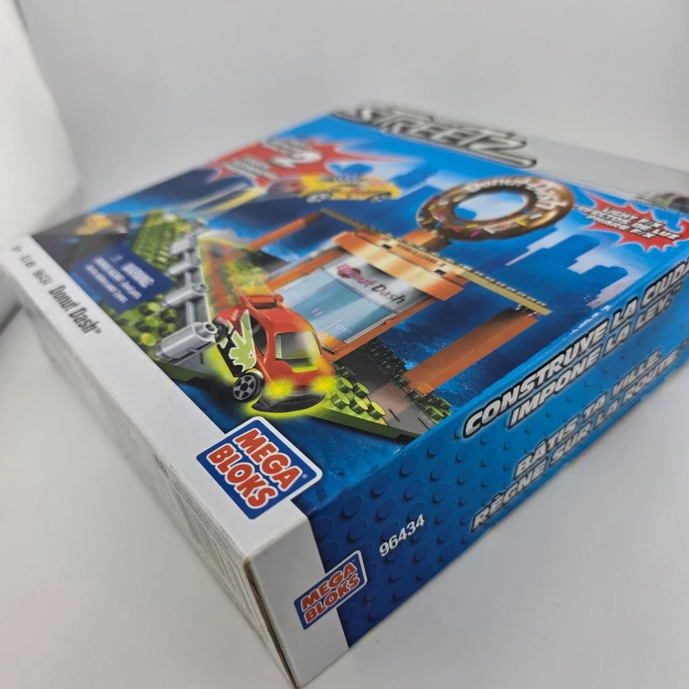 Mega Bloks Streetz Donut Dash 96434 Set 43pc 2 Car NEW Distressed Packaging READ